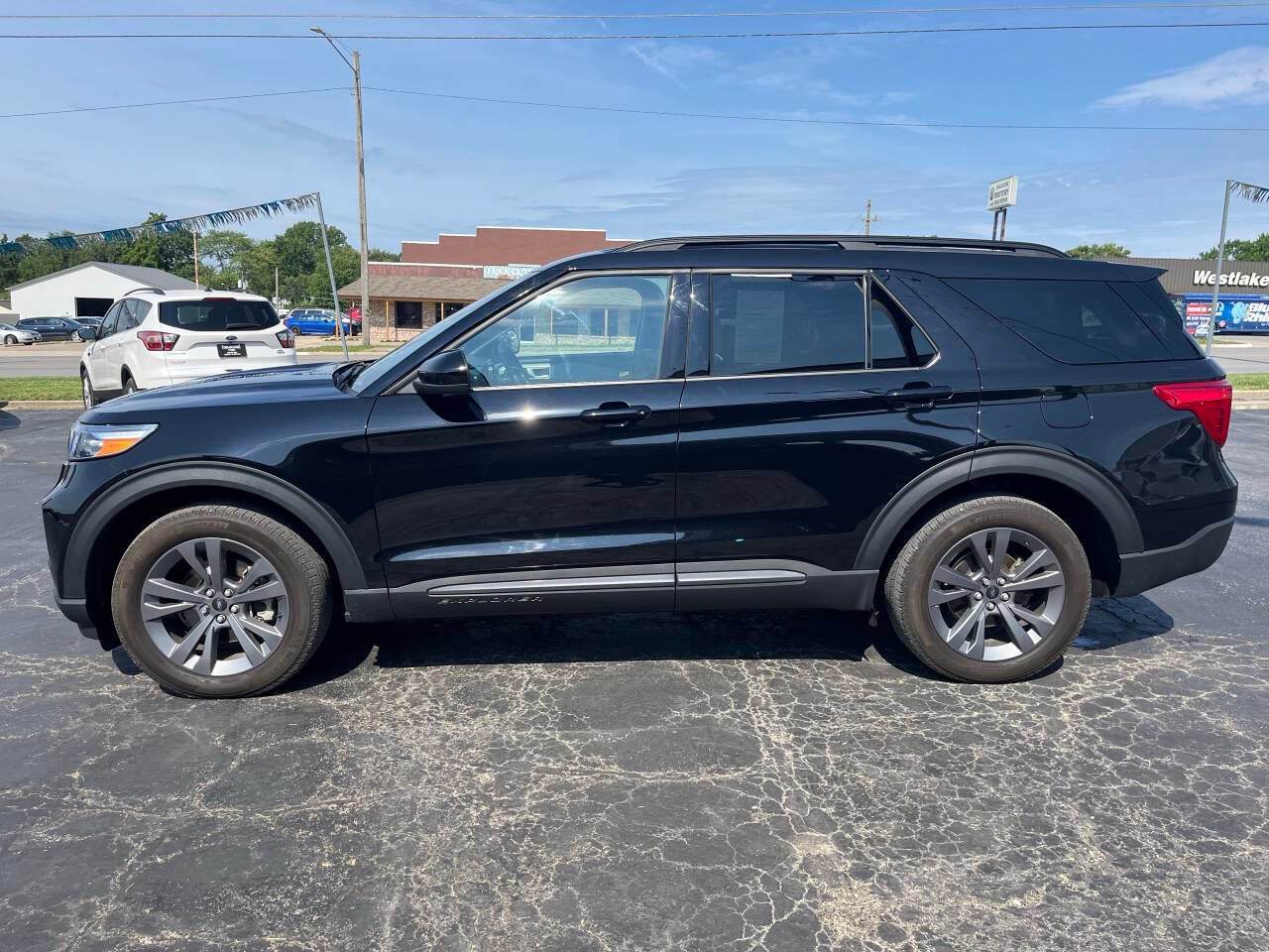 Used 2023 Ford Explorer XLT with VIN 1FMSK8DH0PGA89583 for sale in Kansas City