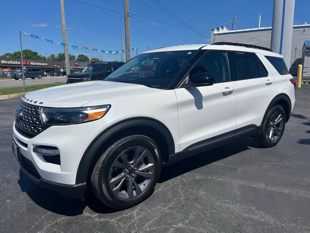 2023 Ford Explorer XLT 4WD's photo