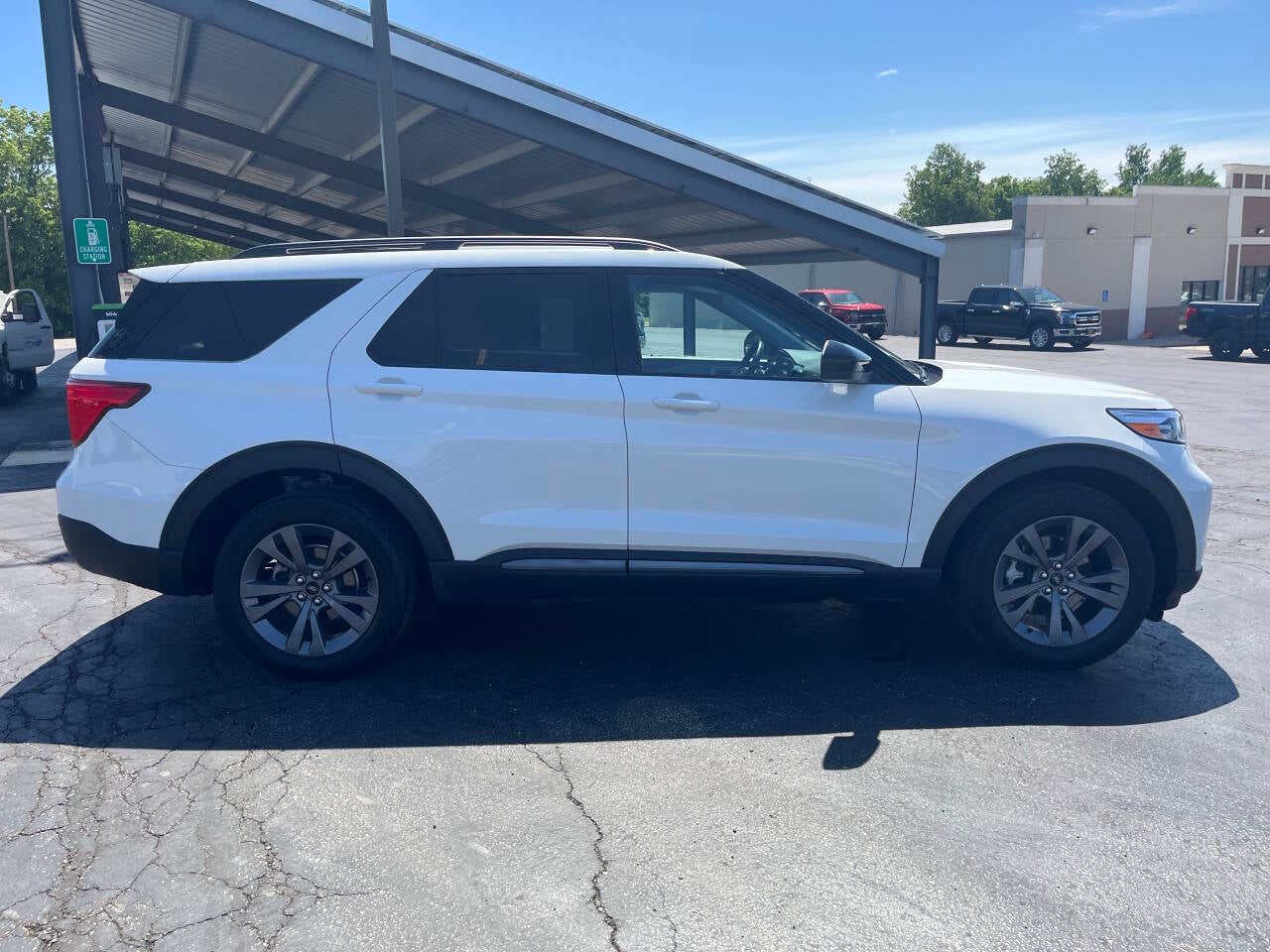 2023 Ford Explorer XLT AWD 4dr SUV
